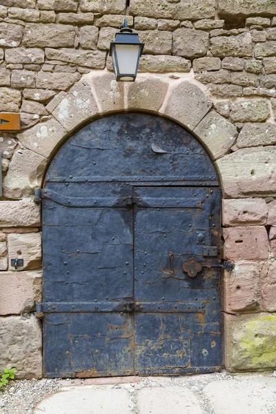 Stare żelazne drzwi zamknięte — Zdjęcie stockowe
