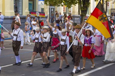 Şenlikli geçit töreni. Dnipro şehir yıldönümü kutlaması. Ukrayna