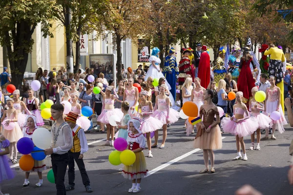 Procesión festiva. Celebración del aniversario de Dnipro. Ukrain — Foto de Stock