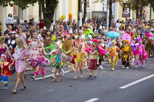 Procesión festiva. Celebración del aniversario de Dnipro. Ukrain — Foto de Stock