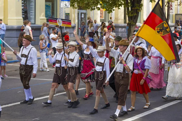 Şenlikli geçit töreni. Dnipro şehir yıldönümü kutlaması. Ukrayna