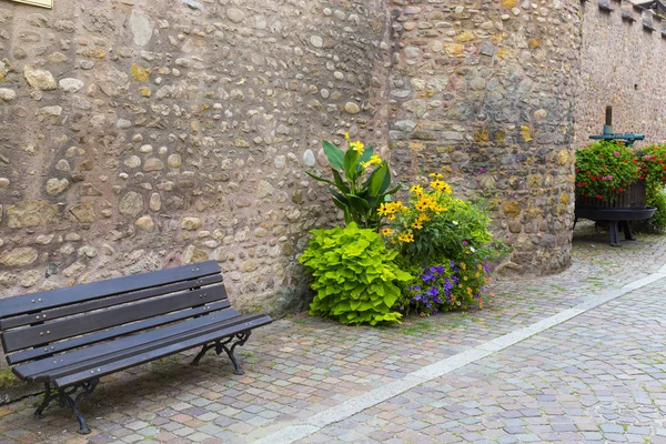 Parede decorada com flores — Fotografia de Stock