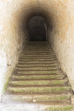 Zindan merdiveni. Eski fort Tarakanivsky, Rivne bölgesi. Ukrayna
