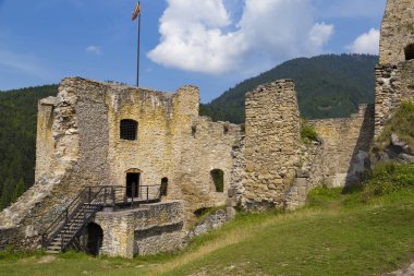 Eski yıkık kale Likava. Slovakya.