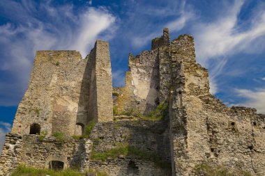 Eski yıkık kale Likava. Slovakya.