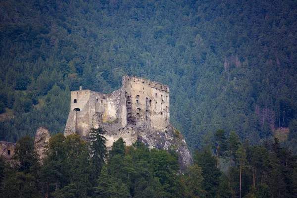 Oude kasteel Likava op de rots. Slowakije. — Stockfoto