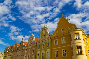 Antik ortaçağ evlerinin renkli cepheleri. Opole. Polonya