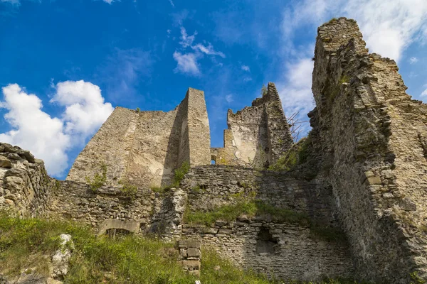 Antiguo castillo en ruinas Likava. Países Bajos . — Foto de Stock