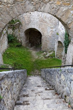Eski ortaçağ Gallenstein Kalesi 'ni mahvetti. Kaledeki kemerli kasalar ve taş merdivenler. Sankt Gallen Belediyesi, Styria, Avusturya. Turistik bölge