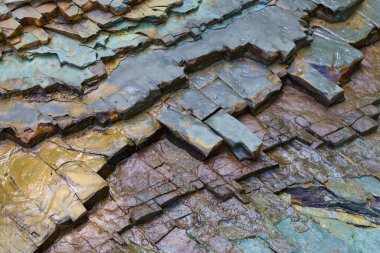 Cilt renginde desenli kayanın doğal taş yüzeyi. Taş desenli soyut arka plan. Kaya yapısı açık.