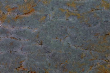 Gri, mavi ve kahverengi desenli kayanın doğal taş yüzeyi. Taş desenli soyut arka plan. Kaya yapısı açık.