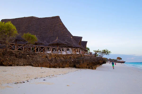 Beach Resort Morning Vacationers Tourists Walking Ocean Coast Zanzibar Island — Stock Photo, Image