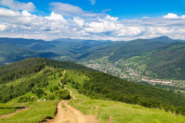 Гірський Літній Пейзаж Прослідкуйте Між Лісом Тлі Гірських Вершин Неба — стокове фото