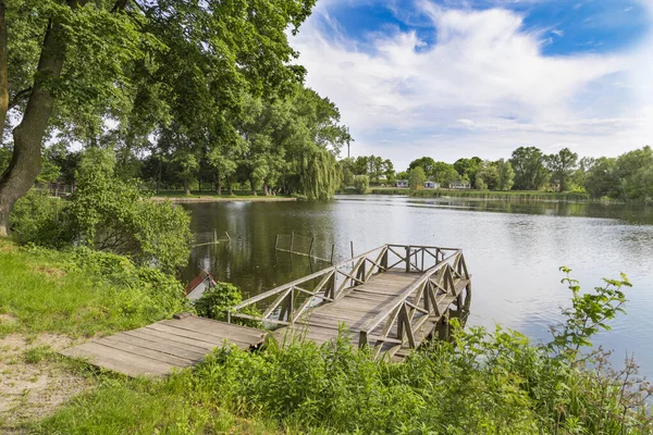 Letní Krajina Jezeře Dřevěným Mostem Krajinný Park Paláci Soubor Parku — Stock fotografie