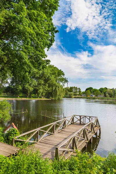 Letní Pohled Jezero Dřevěným Mostem Krajinný Park Paláci Soubor Parku — Stock fotografie