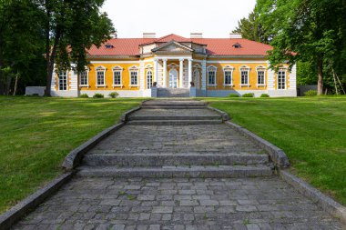 Samchyky köyündeki sarayın ve parkın manzarası, klasik imparatorluğun açık havası, kültür mirası abidesi. Khmelnytsky bölgesi. Ukrayna. Turistik bölge