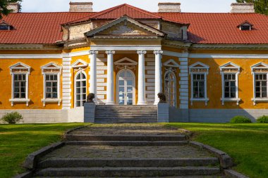 Samchyky köyündeki sarayın ve parkın manzarası, klasik imparatorluğun açık havası, kültür mirası abidesi. Khmelnytsky bölgesi. Ukrayna. Turistik bölge