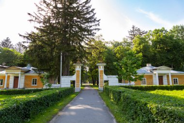 Samchyky köyündeki saray ve peyzaj parkı manzarası, açık hava, kültür mirası anıtı. Khmelnytsky bölgesi. Ukrayna. Turistik yerler