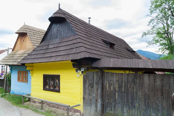 在斯洛伐克山村的街道上 有历史悠久的斯洛伐克民族住宅 — 图库照片