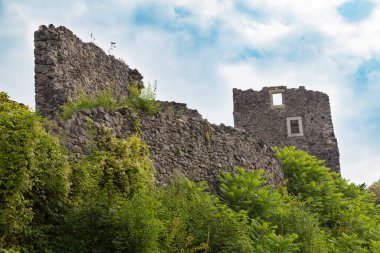 Gökyüzü arka planında ortaçağ Nevytsky (Nevytske) şatosunun kalıntıları. Transcarpathian bölgesi. Ukrayna. Turizm beldesi, turizm beldesi