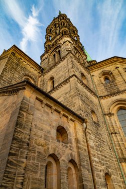 Antik Bamberg Katedrali 'nin dibinde, dışarıda, mavi gökyüzü arka planında. Bamberg kasabası. Almanya. Ortaçağ Avrupa mimarisi. Ünlü turist mekanı.