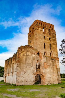 Antik savunma kulesi Our Lady of the Thunders ve Dominik Manastırı 'nın kilise kalıntılarını barındırıyor. Starokostiantyniv kasabası. Ukrayna. Turistik bölge