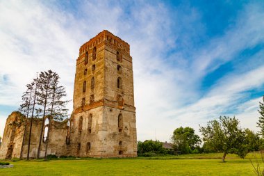 Antik savunma kulesi Our Lady of the Thunders ve Dominik Manastırı 'nın kilise kalıntılarını barındırıyor. Starokostiantyniv kasabası. Ukrayna. Turistik bölge