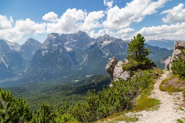 Dolomitler Misurina Gölü 'nü (Lago di Misurina) çevrelemiştir. Yaz günü dağların tepesinde. Cadore bölgesi, Dolomitler, İtalya. Ünlü turizm beldesi.