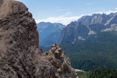 Cristallo Dağı 'ndan ve etrafındaki dağlardan Dolomitlerin manzarası. Summer Mountain Alpines manzarası. Dolomitler. İtalya. Turizm beldesi