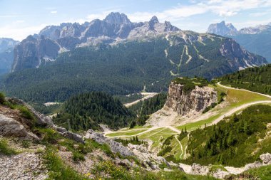 Cristallo Dağı 'ndan ve etrafındaki dağlardan Dolomitlerin manzarası. Summer Mountain Alpines manzarası. Dolomitler. İtalya. Turizm beldesi