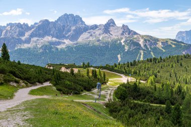 Cristallo Dağı 'ndan ve etrafındaki dağlardan Dolomitlerin manzarası. Summer Mountain Alpines manzarası. Dolomitler. İtalya. Turizm beldesi