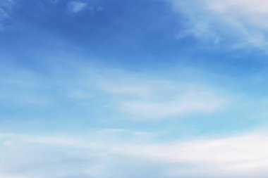 Gökyüzü bulutlarla mavidir, doğası gereği güzeldir..