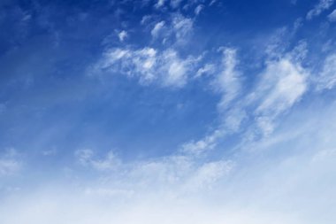 Gökyüzü güzel bulutlarla mavidir.