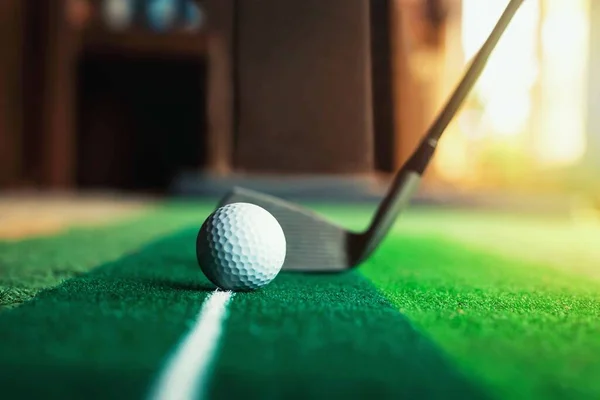 Konstgjord Golfbana För Små Kontorsutrymmen — Stockfoto