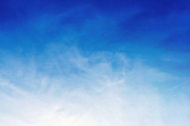 Gökyüzü güzel bulutlarla mavidir.