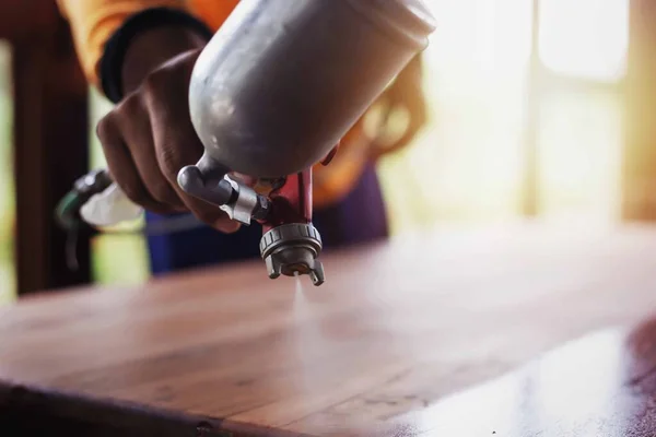 Pintor Está Rociando Color Madera Para Hacer Piso Madera Hermoso — Foto de Stock