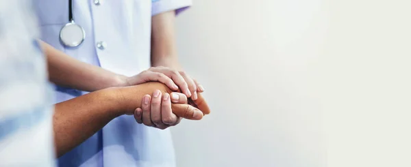 Nurse Shaking Hands Encourage Patient — Stock Photo, Image