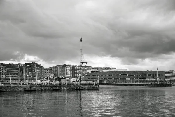 Siyah beyaz bir Asturyan deniz güneş ışığı ile fotoğraf