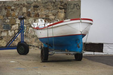 Güneş ışığı ile çeşitli renklerin bir teknenin fotoğraf