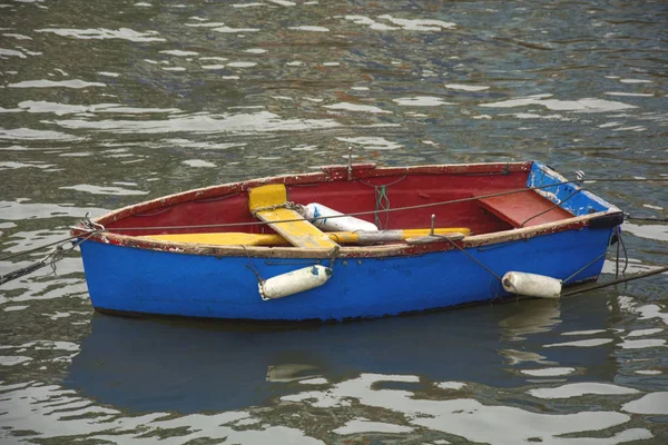 Foto Barco Varios Colores Con Luz Solar —  Fotos de Stock