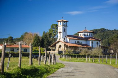 Yol, yeşil çim ve güneş ışığı ile bir kilisenin fotoğraf