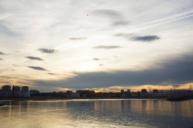 Soğuk renkler ve güneş ışığı ile bir manzara fotoğrafı