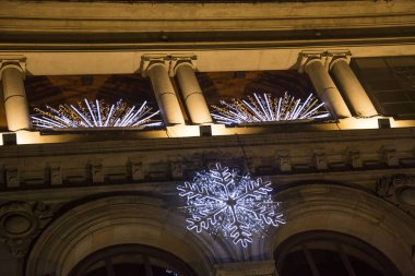 Fotoğraf ışık ve karanlık ile bir bina cephe