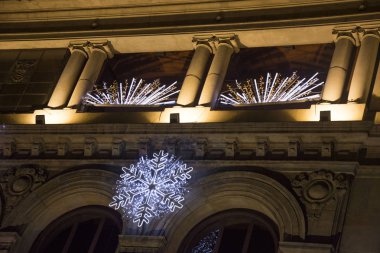 Fotoğraf ışık ve karanlık ile bir bina cephe