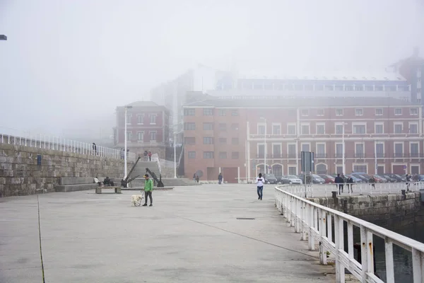 Foto Einer Marine Mit Nebel Und Gebäudefassade — Stockfoto