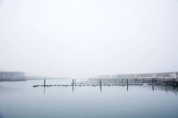 Фото Моря Туманом Холодними Кольорами Сонячним Світлом — стокове фото