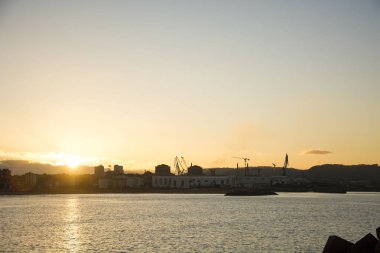 Deniz, gökyüzü ve güneş ışığı ile bir Günbatımı Fotoğraf