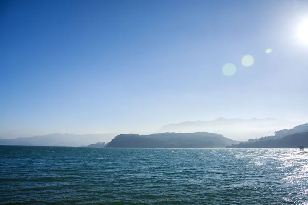 Deniz, gökyüzü ve güneş ışığı ile bir Asturya peyzaj fotoğrafı