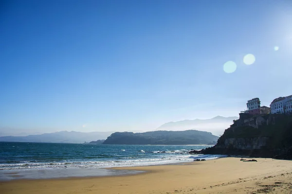 Foto Einer Landschaft Mit Blauem Himmel Meer Und Sonnenlicht — Stockfoto