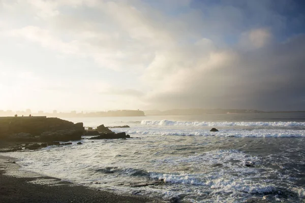 与海洋 岩石和阳光相带的风景照片 — 图库照片